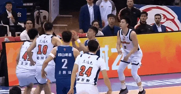 真人百家乐游戏官网-王洪泽补防完成封盖，崔永熙反击快攻打进追至4分打停青岛