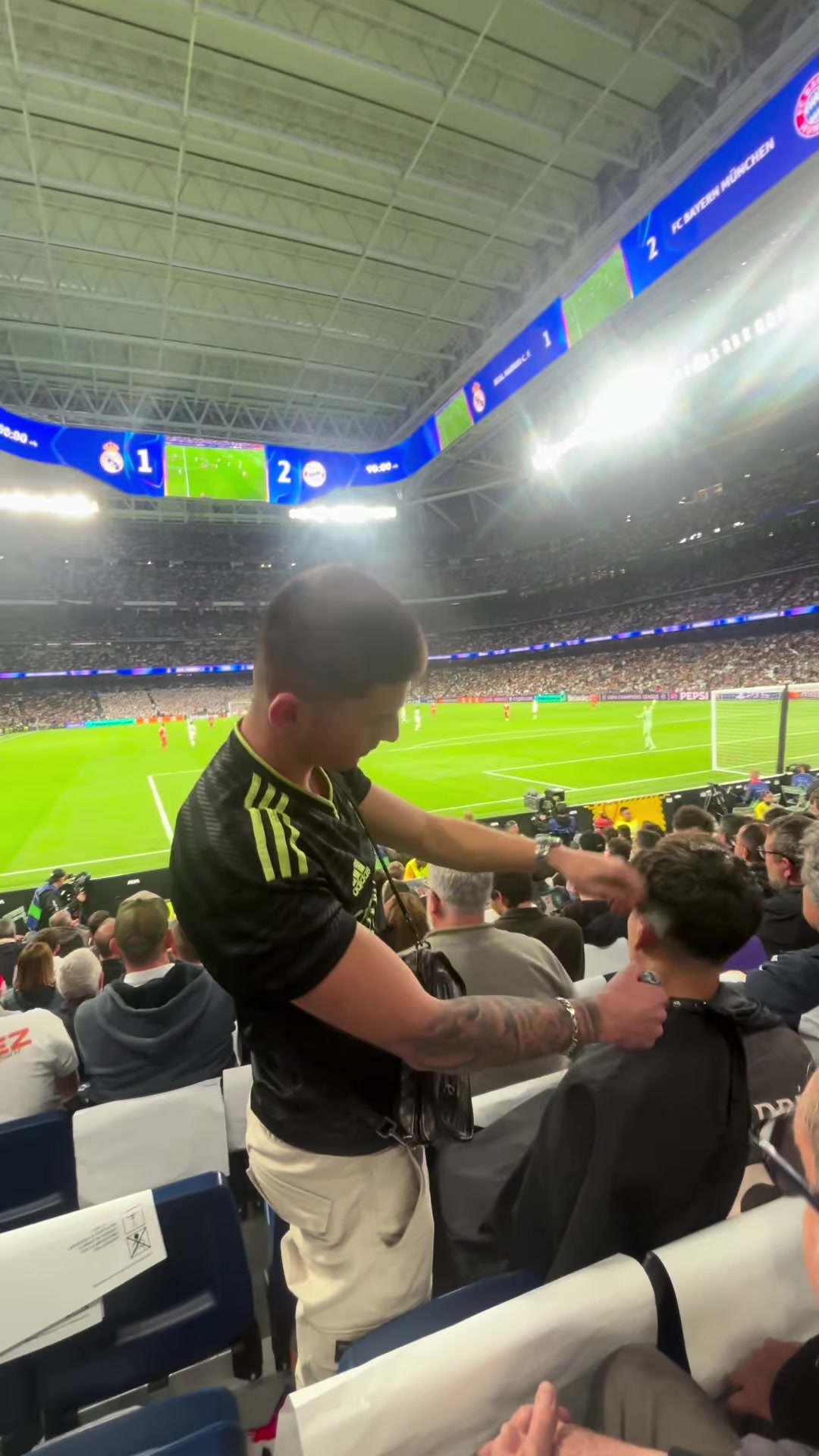 真人百家乐游戏官网-科贝：皇马vs拜仁赛中一网红在伯纳乌看台理发，引发皇马球迷不满